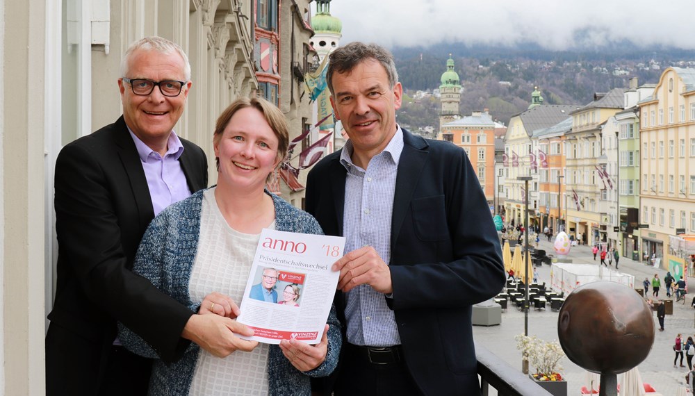 Die Vinzenzgemeinschaft sind Vereine für Jung und Alt. Unabhängig von Herkunft oder Religionsbekenntnis kümmern sie sich um Mitmenschen in seelischer oder materieller Not. In Tirol gibt es mehr als 70 Vinzenzgemeinschaften mit rund 600 Mitgliedern. Anfang April empfing Bürgermeister Georg Willi Präsidentin Dr.in Karoline Knitel und Ehrenpräsident Dr. Christoph Wötzer (l.) im Innsbrucker Rathaus. Nach 18 Jahren an der Spitze der Vinzenzgemeinschaften in Tirol übergab Christoph Wötzer die Präsidentschaft im vergangenen Jahr an seine bisherige Stellvertreterin Karoline Knitel.