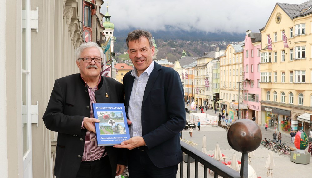 Interessante Einblicke und Erzählungen vom Wirken des „Österreichischen Schwarzen Kreuzes – Kriegsgräberfürsorge“ erhielt Bürgermeister Georg Willi Anfang April. Landesgeschäftsführer Hermann Hotter (l.) berichtete bei seinem Besuch im Innsbrucker Rathaus vom Einsatz des Vereins für den Frieden. In Österreich obliegt dem „Schwarzen Kreuz“ unter anderem die würdige Errichtung von Soldatenfriedhöfen und sonstigen Kriegsgräberanlagen der Angehörigen aller Nationen und Glaubensbekenntnisse.