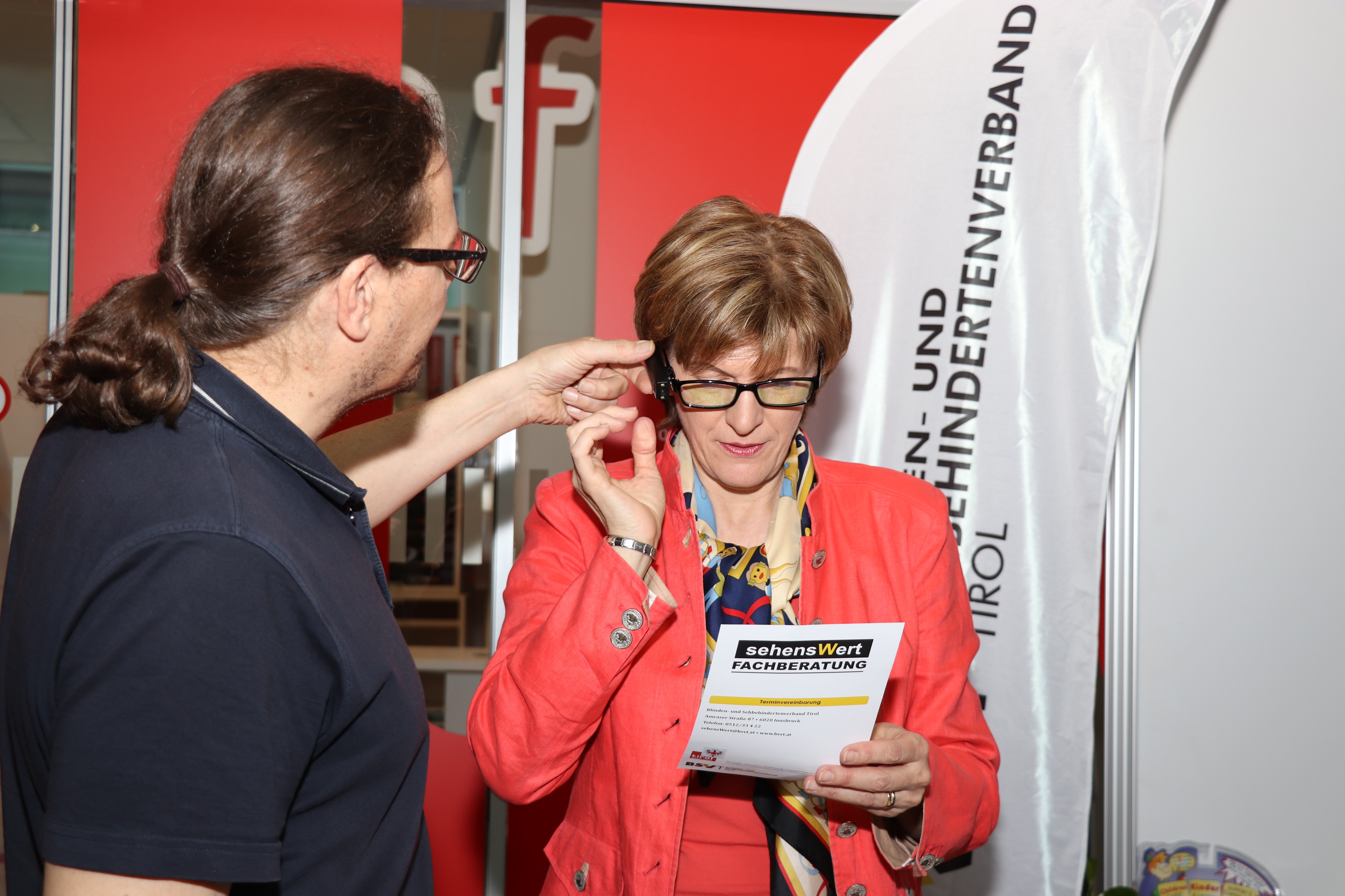 Die Brillenkamera beeindruckte auch die Vizebürgermeisterin. "Orcam" erleichtert Menschen mit Sehbeeinträchtigungen mittels neuester Technologie den Alltag.