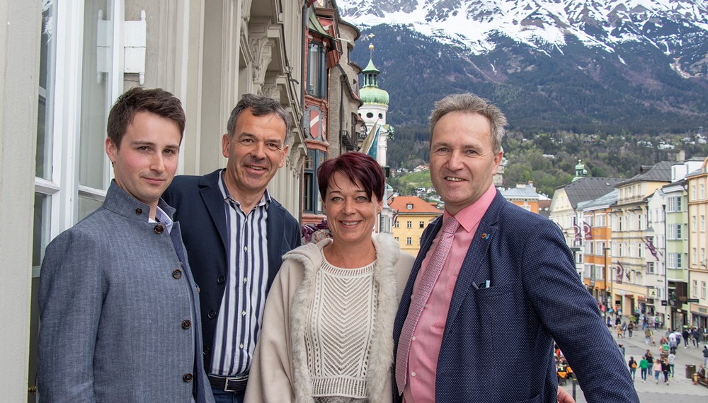 Kürzlich besuchte die Präsidentin des Tiroler Landtages, Sonja Ledl-Rossmann den Innsbrucker Bürgermeister Georg Willi. Die Landtagspräsidentin kam in Begleitung von Karl Wechselberger (Bürgermeister aus Pinswang) und Armin Kofler (l.). Kofler ist Absolvent der Tiroler Fachschule für Kunsthandwerk und Design, bekannt unter dem traditionellen Namen „Schnitzschule Elbigenalp". Der gelernte Tischler fertigte im Zuge seiner Meisterausbildung ein Themenmöbel, eine Kredenz ("Goldenes Dachl") aus amerikanischen Kirschenholz an, passend zum Jubiläum "500 Jahre Kaiser Maximilian". Das Meisterstück, welches an Kaiser Max und sein Wirken erinnert, soll zukünftig in der Tiroler Landeshauptstadt einen Platz finden. Der Außerferner präsentierte den Anwesenden das Kunstwerk als Modell im Maßstab 1:10.