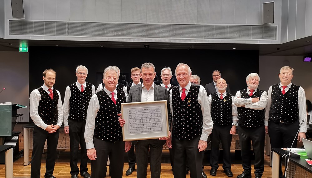 Der Gemeinderat, der am vergangenen Donnerstag tagte, erhielt eine musikalische Untermalung. Die Gesangsgruppe der "Kärntner Sänger Innsbruck" rund um Chorleiter Werner Sauper (vorne, r.) und Obmann Siegfried Eder (vorne, l.) präsentierten Bürgermeister Georg Willi und den Innsbrucker GemeinderätInnen ihre Gesangskünste und unter anderem das Lied „Innsbruck mei Liab und a mei Stolz“. Im Jahre 1901 gründeten in Innsbruck ansässige Kärntner den „Kärntner Unterstützungs- und Geselligkeitsverein Gemütlichkeit“ mit dem Zweck heimatliche Lieder, sowie gesellige Unterhaltungsabende zu pflegen und hilfsbedürftige Mitglieder zu unterstützen. Aus dieser Urzelle entwickelten sich unter verschiedensten Vereinsbezeichnungen und unter schwierigsten Bedingungen Gesangsgruppen mit bis zu 40 SängerInnen mit wechselvoller Vereinsgeschichte und entsprechenden Erfolgen.