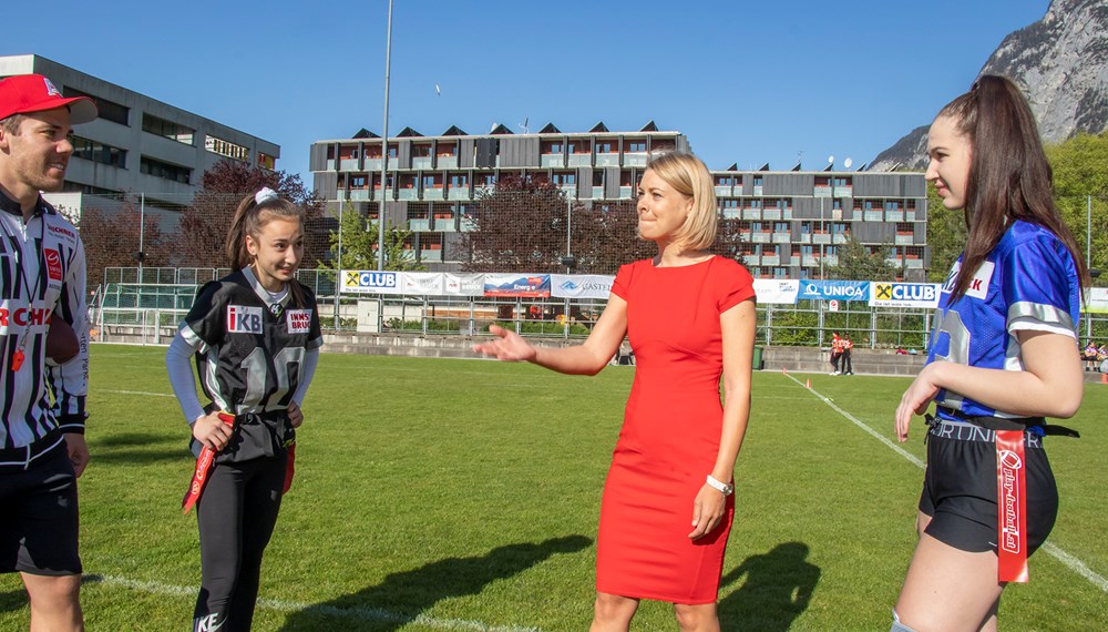 Stadträtin Elisabeth Mayr vollzog den Ehrenmünzwurf, den sogenannten „coin-toss“ vor den Augen des Schiedsrichters Adrian Platzgummer sowie den beiden Mannschaftskapitäninnen.