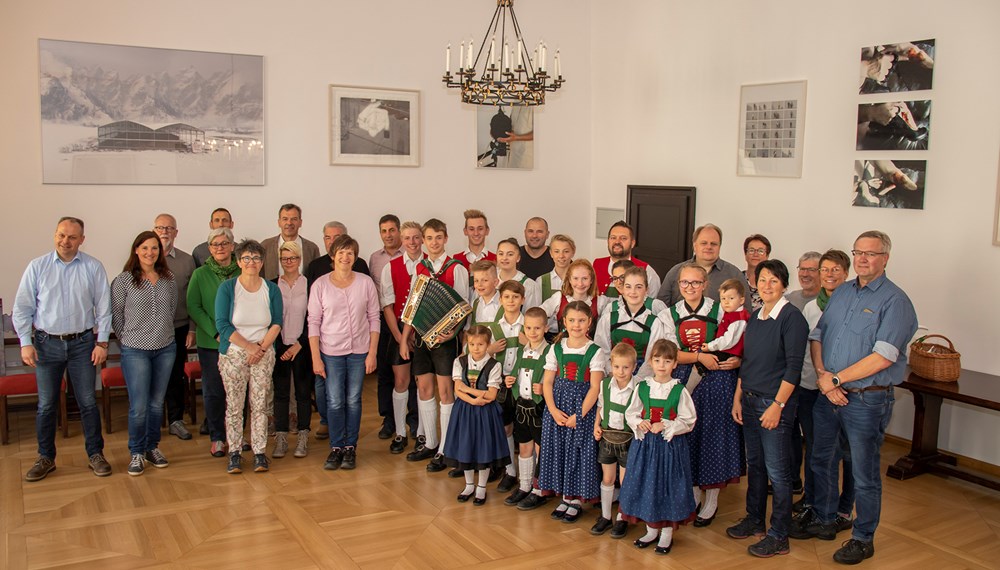 Kürzlich empfing Innsbrucks Bürgermeister Georg Willi im Bürgersaal des Historischen Rathauses den Gemeinderat der baden-württembergischen Stadt Fridingen an der Donau. Nach einer kurzen Vorstellung des Trachtenvereins "Die Amraser" besichtigen die Gäste aus Deutschland die Tiroler Landeshauptstadt.