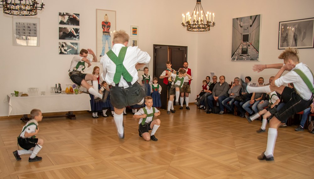 Kürzlich empfing Innsbrucks Bürgermeister Georg Willi im Bürgersaal des Historischen Rathauses den Gemeinderat der baden-württembergischen Stadt Fridingen an der Donau. Nach einer kurzen Vorstellung des Trachtenvereins "Die Amraser" besichtigen die Gäste aus Deutschland die Tiroler Landeshauptstadt.