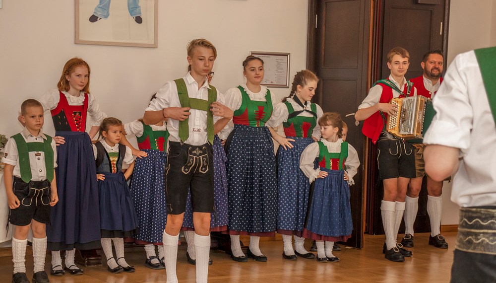 Kürzlich empfing Innsbrucks Bürgermeister Georg Willi im Bürgersaal des Historischen Rathauses den Gemeinderat der baden-württembergischen Stadt Fridingen an der Donau. Nach einer kurzen Vorstellung des Trachtenvereins "Die Amraser" besichtigen die Gäste aus Deutschland die Tiroler Landeshauptstadt.